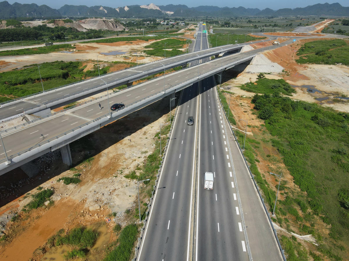 Thủ tướng Phạm Minh Chính đánh giá, sau khi hoàn thành, tuyến đường Đông - Tây Đồng thời sẽ kết nối đồng bộ với các trục giao thông quan trọng của quốc gia như đường bộ cao tốc Bắc - Nam phía Đông, đường Hồ Chí Minh, QL1A, đường bộ ven biển (Thanh Hóa - Ninh Bình - Nam Định - Thái Bình - Hải Phòng - Quảng Ninh) và tuyến đường sắt Bắc - Nam... tạo trục giao thông chiến lược, liên thông đồng bộ với hệ thống giao thông của tỉnh Ninh Bình.