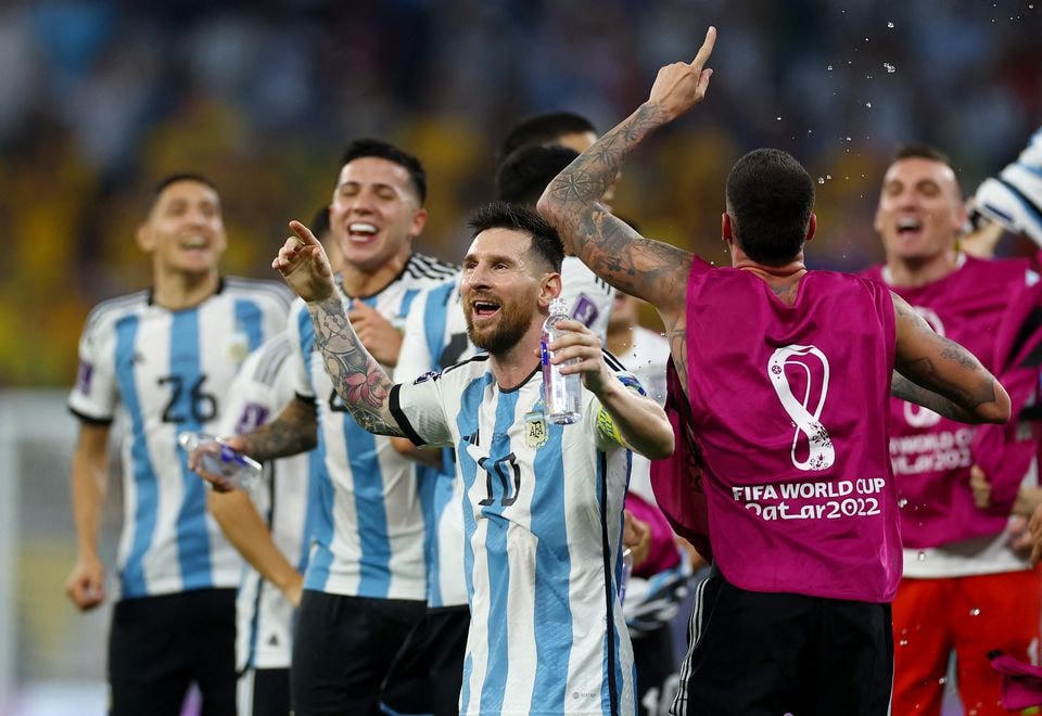 Messi ăn mừng cùng các đồng đội. Ảnh: Reuters.