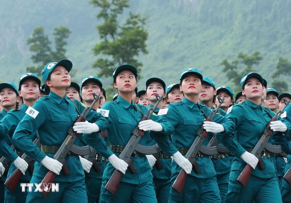 Khối nữ dân quân tự vệ tham gia hợp luyện. (Ảnh: Trọng Đức/TTXVN)