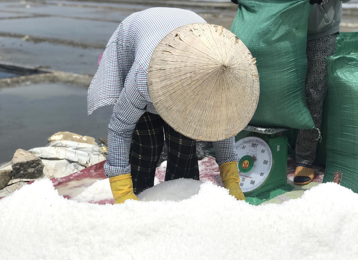 Diêm dân đang bán muối cho thương lái.