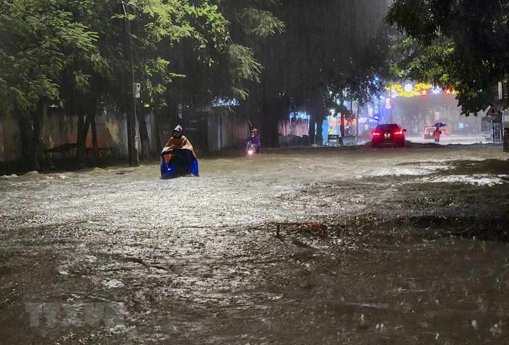 Tối 2/8/2023, trên địa bàn thành phố Điện Biên Phủ (tỉnh Điện Biên) xảy ra mưa lớn kéo dài gây ngập úng cục bộ trên nhiều tuyến phố và khu dân cư. Nước ngập sâu khiến cho các phương tiện giao thông đi lại khó khăn cũng như ảnh hưởng đến cuộc sống của người dân. (Ảnh: Xuân Tư/TTXVN).