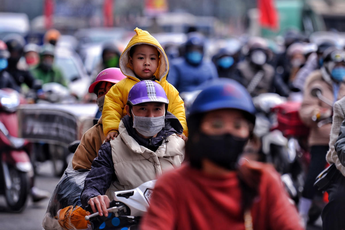Nhiều em nhỏ tỏ ra mệt mỏi sau hành trình dài di chuyển.
