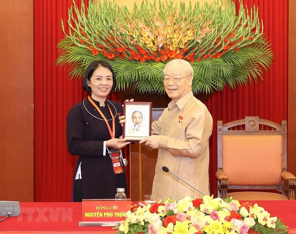 Tổng Bí thư Nguyễn Phú Trọng tặng bức chân dung Bác Hồ cho đại biểu điển hình tiêu biểu toàn quốc. Ảnh: Trí Dũng/TTXVN.