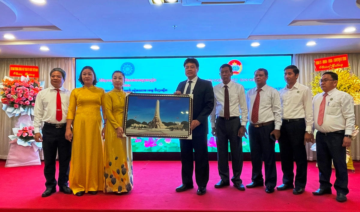 Lãnh đạo Ủy ban MTTQ Việt Nam tỉnh Bình Phước tặng quà lưu niệm đại biểu tham dự.