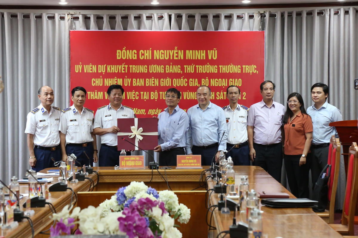 Thứ trưởng Thường trực Bộ Ngoại giao tặng quà cho cán bộ, chiến sĩ BTL Vùng CSB 2.