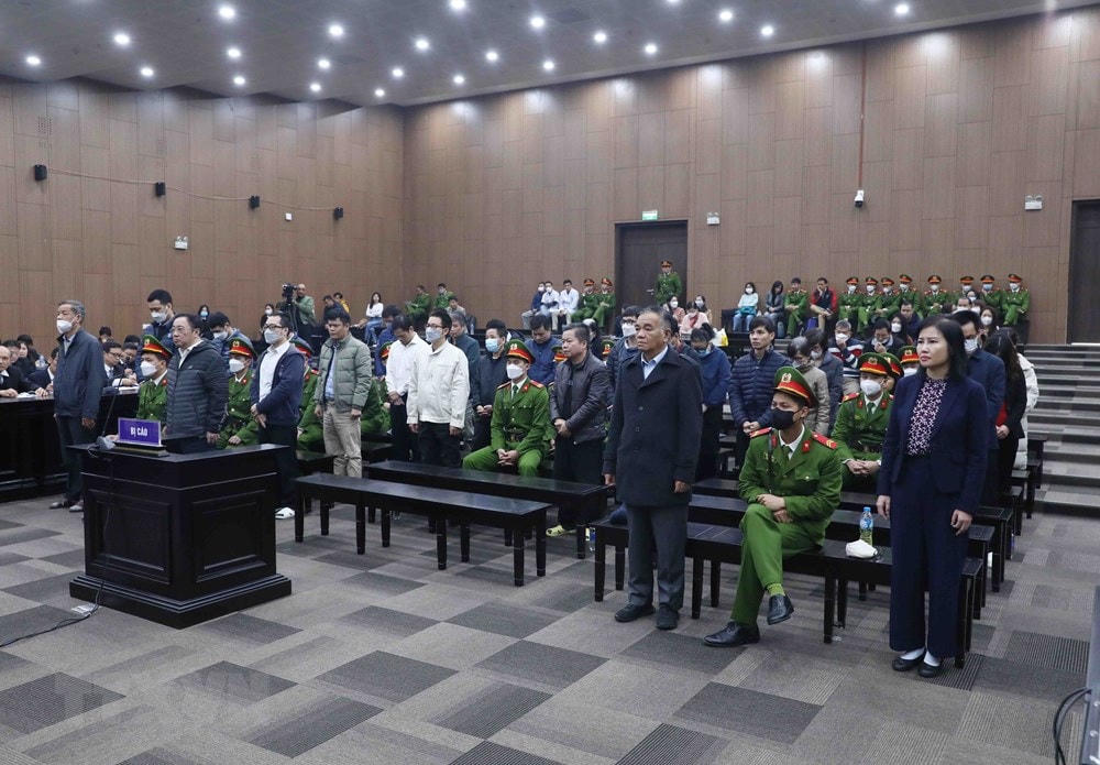 Các bị cáo nghe chủ tọa tuyên án. (Ảnh: Phạm Kiên/TTXVN).