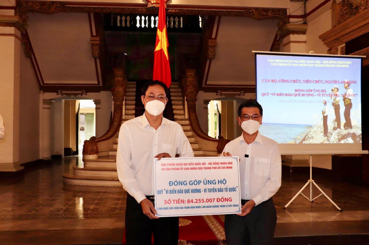 Phó Chủ tịch HĐND TP HCM Nguyễn Văn Dũng trao bảng tượng trưng ủng hộ Quỹ cho đại diện Ủy ban MTTQ Việt Nam Thành phố.