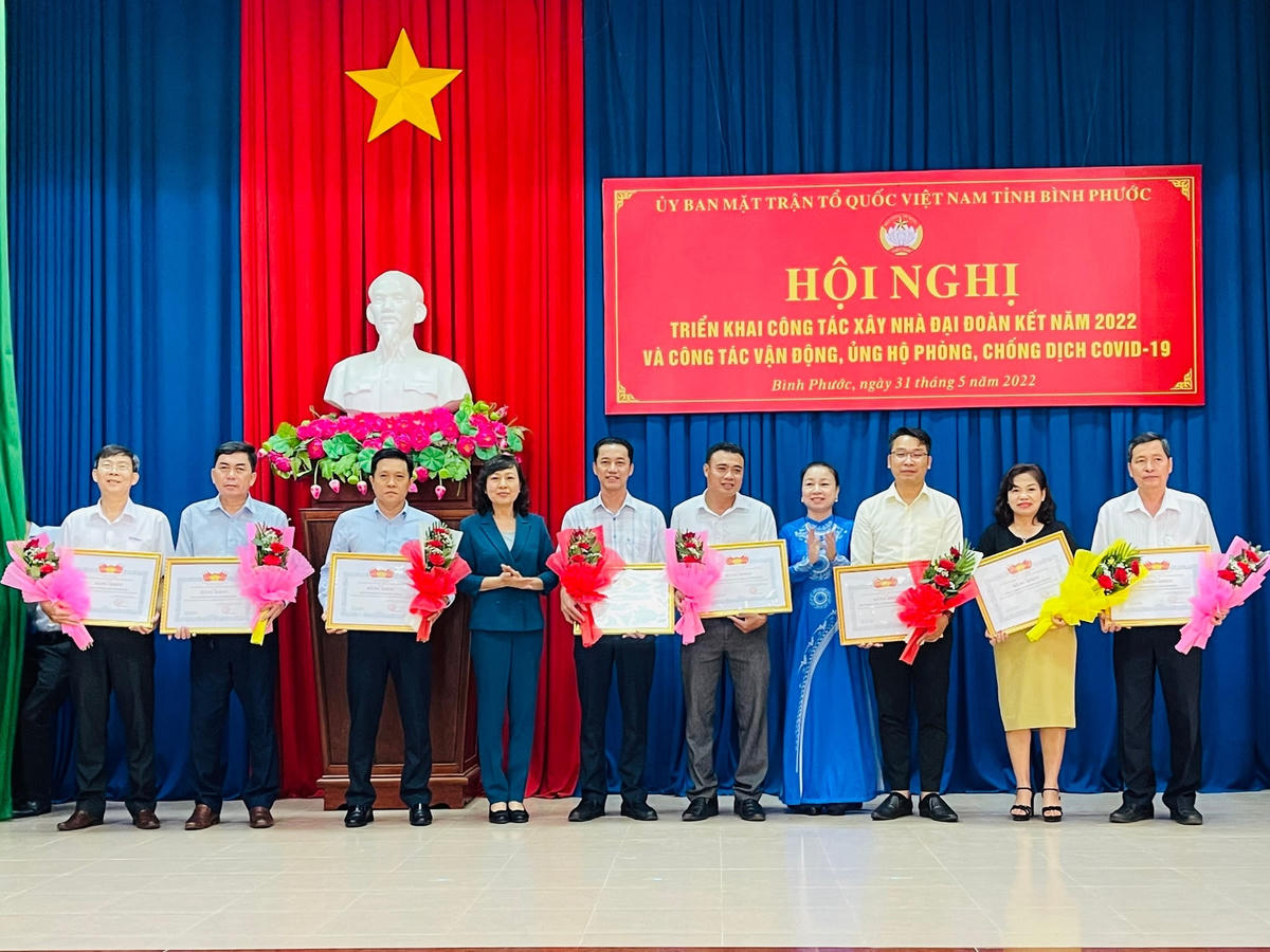 Các đại biểu đại diện cho các doanh nghiệp trong tỉnh nhận bằng khen của UBMTTQVN tỉnh.
