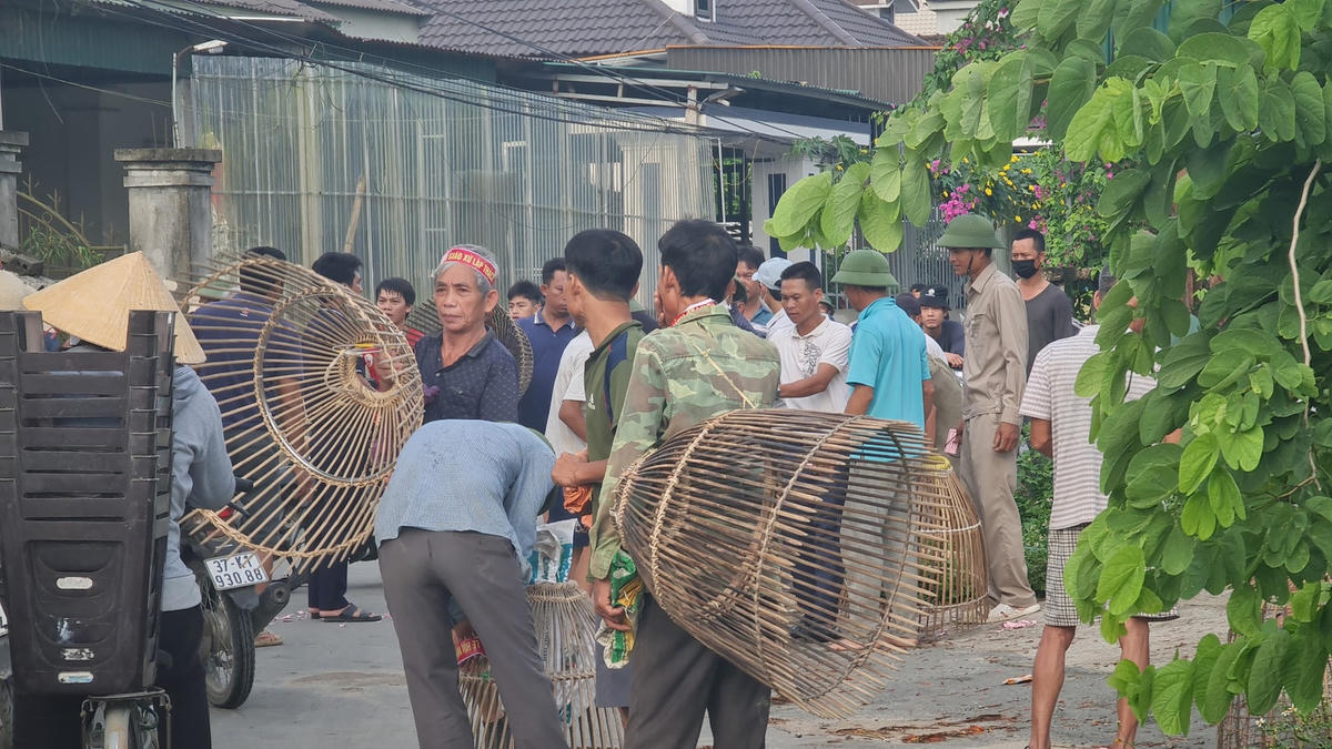 Từ sáng sớm, các ngả đường đến hồ cá, chật cứng người. Ai cũng sắm cho mình những cái nơm "xịn" nhất để săn "thủy quái".