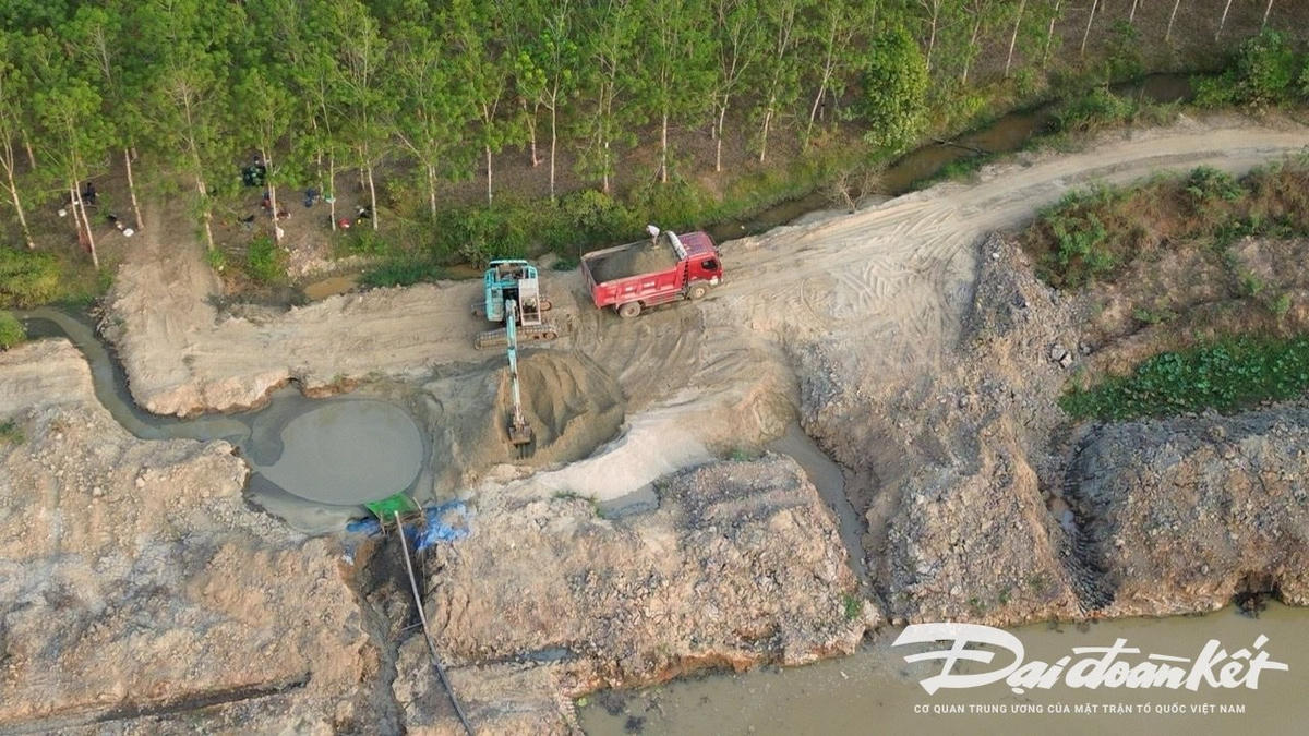 Chiếc xe biển số 60C-138.02 đang múc cát trái phép ở xã Đức Tín. Ảnh PV Nguyên Vũ chụp ngày 4/4/2024.