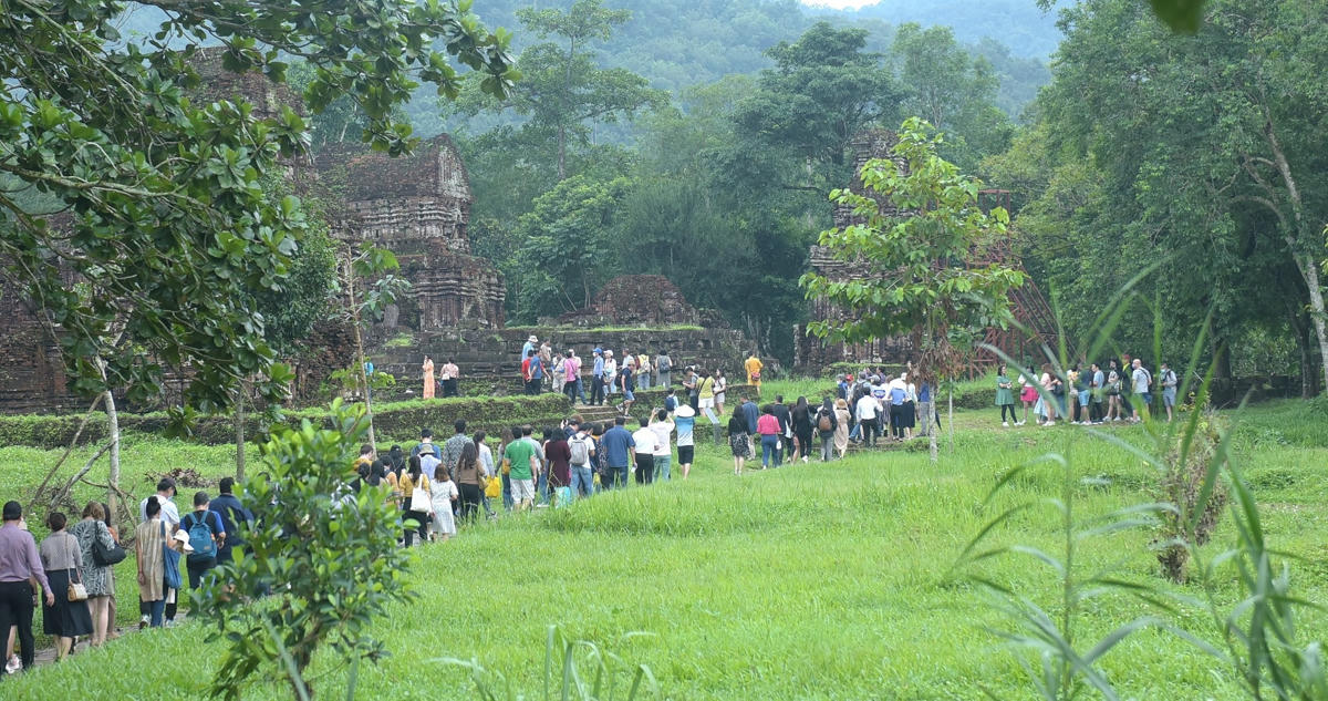 Du khách tham quan Khu di tích Mỹ Sơn.