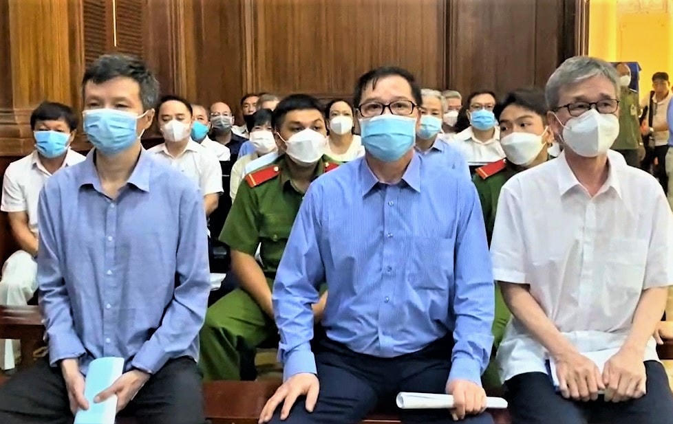 Bị cáo Chu Tiến Dũng (ngồi giữa) cùng các đồng phạm tại tòa sơ thẩm. (Ảnh: Hồng Phúc).