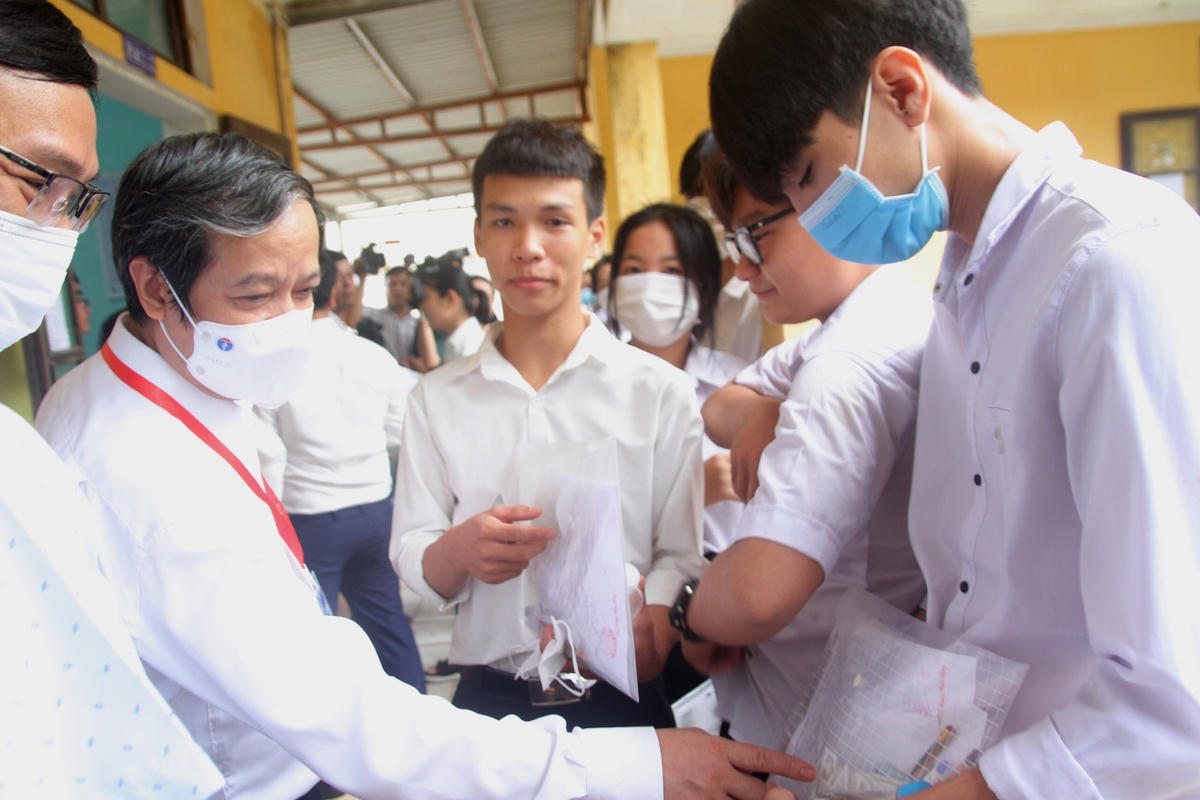 Bộ trưởng Bộ GDĐT Nguyễn Kim Sơn động viên thí sinh trước khi vào phòng thi.