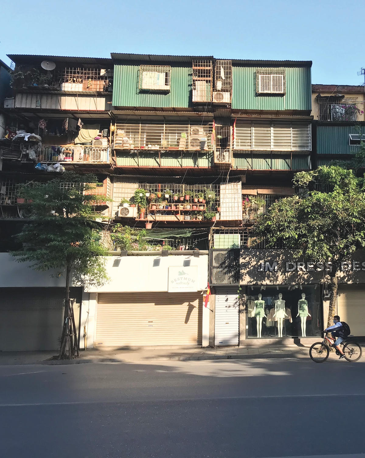 Tầng 1 ở nhiều khu tập thể cũ bây giờ thường được cho thuê để bán hàng.  