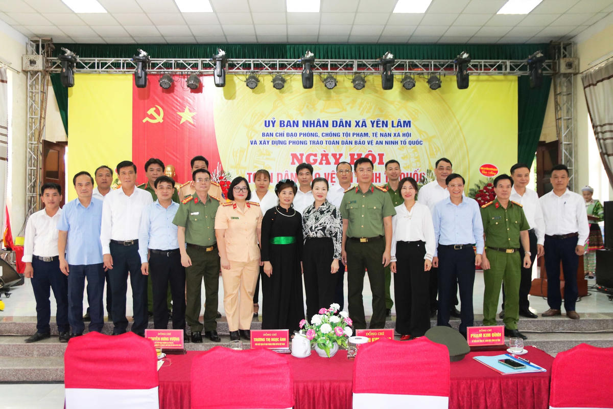 Phó Chủ tịch Trương Thị Ngọc Ánh chụp ảnh lưu niệm cùng các đại biểu tham dự ngày hội.