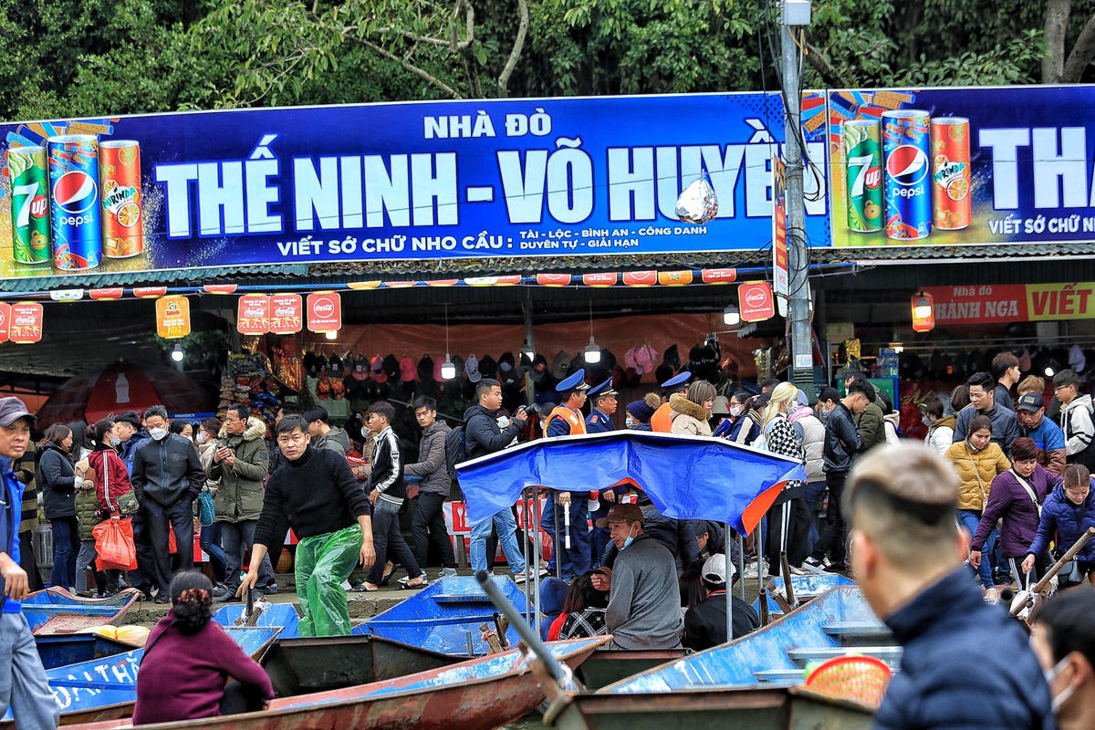 Theo ông Bùi Ngọc Tân, trước khi diễn ra lễ hội, đội Thanh tra GTVT đường thuỷ nội địa cũng đã phối hợp với các đội như Thanh tra GTVT, sở GTVT TP Hà Nội, Thanh tra GTVT huyện Mỹ Đức tích cực tuyên truyền, đến từng hộ kinh doanh vận động trang bị đầy đủ phao cứu sinh, đảm bảo tuyệt đối các điều kiện an toàn cho du khách khi hoạt động.