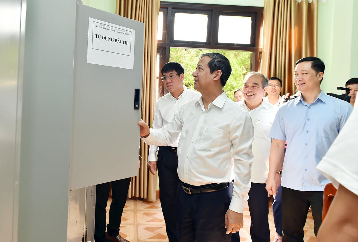 Bộ trưởng Bộ GDĐT Nguyễn Kim Sơn kiểm tra tại điểm thi Trường THPT Trần Quốc Tuấn, tỉnh Quảng Ngãi trước khi diễn ra Kỳ thi tốt nghiệp THPT năm 2024. Ảnh: Bộ GDĐT.