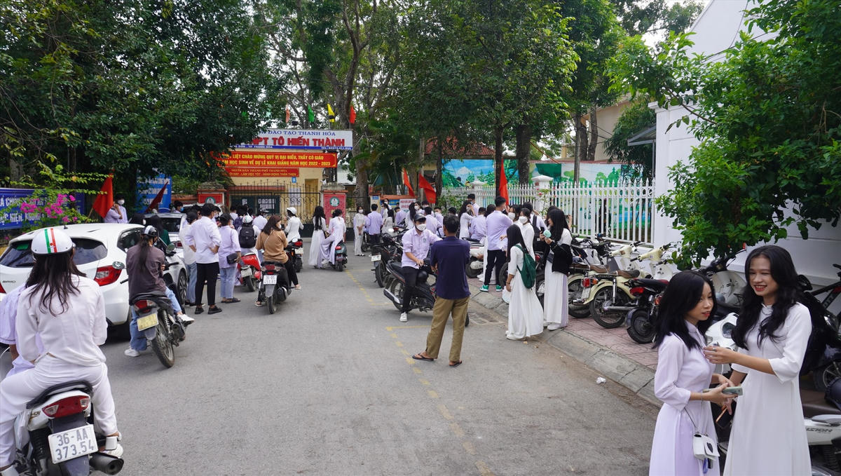 Nhiều học sinh không được vào dự lễ khai giảng tại Trường THPT Tô Hiến Thành (TP Thanh Hóa). Ảnh: laodong.vn.