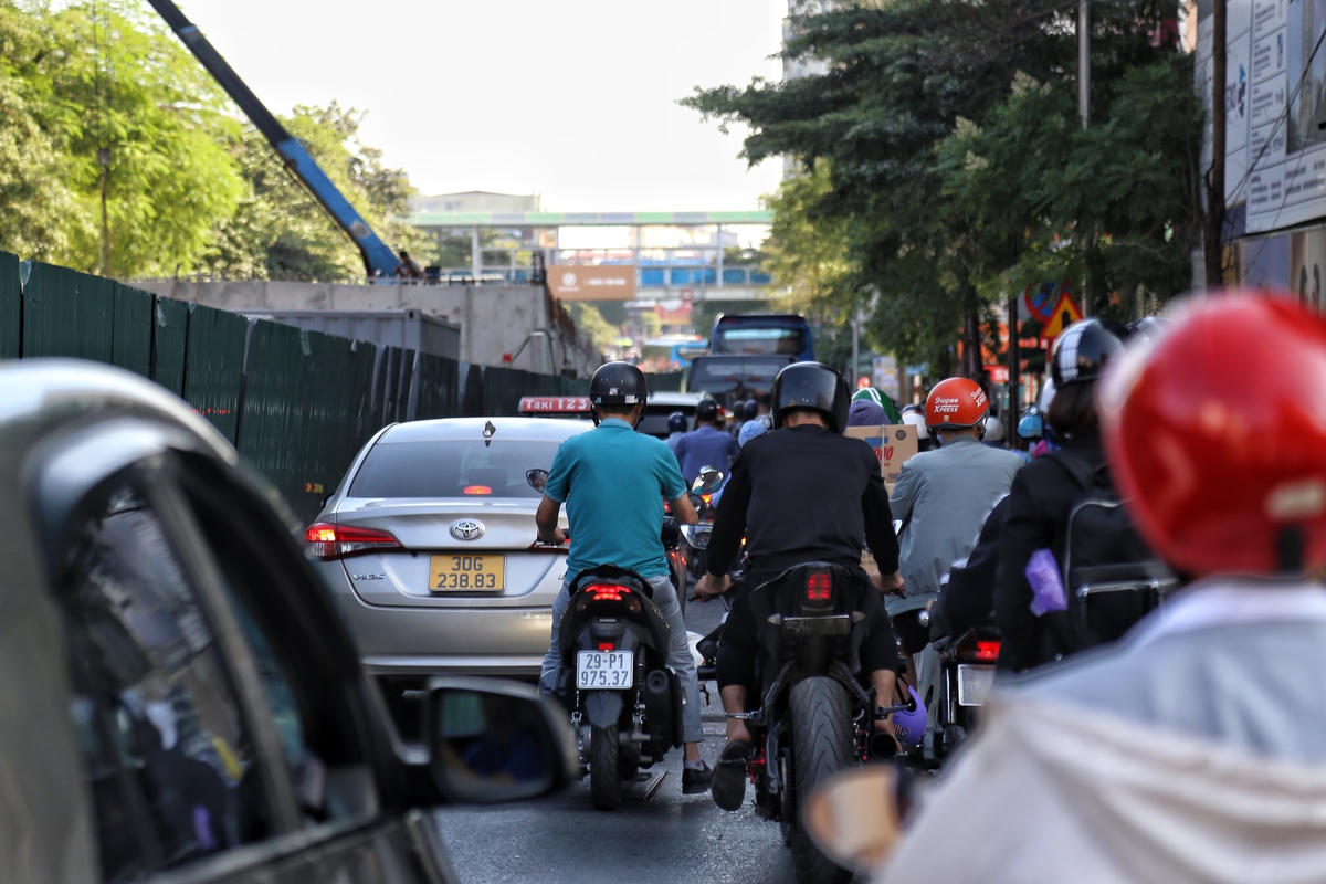Hà Nội: Dự án cầu vượt chữ C ngổn ngang 'lụt' tiến độ ùn tắc liên miên