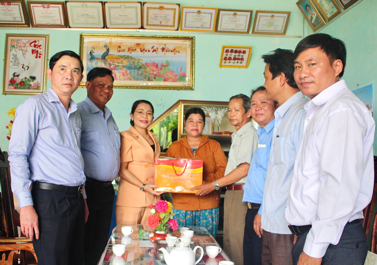 Bà Nguyễn Thị Phong Vũ, Chủ tịch Ủy ban MTTQ Việt Nam tỉnh Bình Định và đại diện Lãnh đạo huyện thăm, tặng quà cho gia đình Thương binh Đinh Glip, thị trấn Vĩnh Thạnh.
