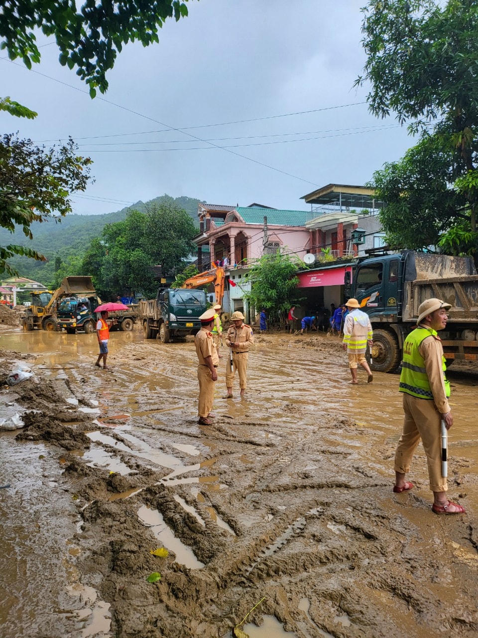 Bùn đất khắp nơi tại huyện Kỳ Sơn.