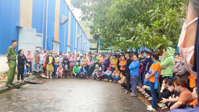 Hàng trăm lao động tập trung tại Công ty TNHH SSLV Đà Nẵng, đưa ra các yêu cầu về quyền lợi vào sáng 2/12.