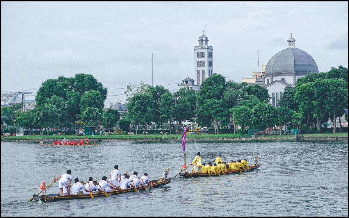 Thành Nam cũng là đô thị có nhiều hồ nước, to đẹp. Trong ảnh: Hồ Công viên Vị Xuyên, nơi đặt mộ thi sỹ Tú Xương. Đầu thế kỷ 20 ông nổi tiếng là nhà thơ có giọng thơ trào phúng sắc sảo, sâu cay, quyết liệt. Thi sỹ quê Thành Nam được nhiều người biết đến là tác giải bài thơ “Thương vợ”. Người Nam Định có câu nói cửa miệng “Ăn chuối ngự, đọc thơ Tú Xương”.