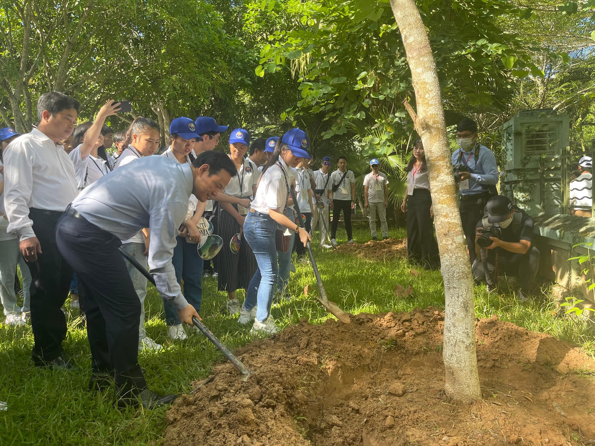 Trồng cây lưu niệm tại khu di tích.