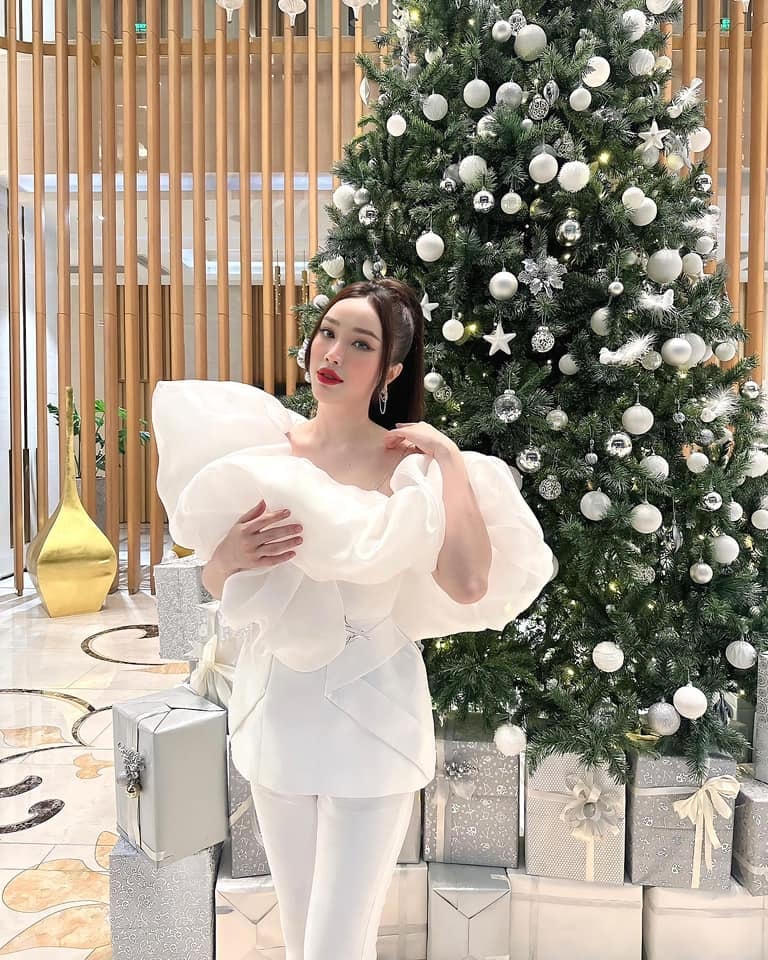  Bảo Thy lộng lẫy bên những cây thông noel. 