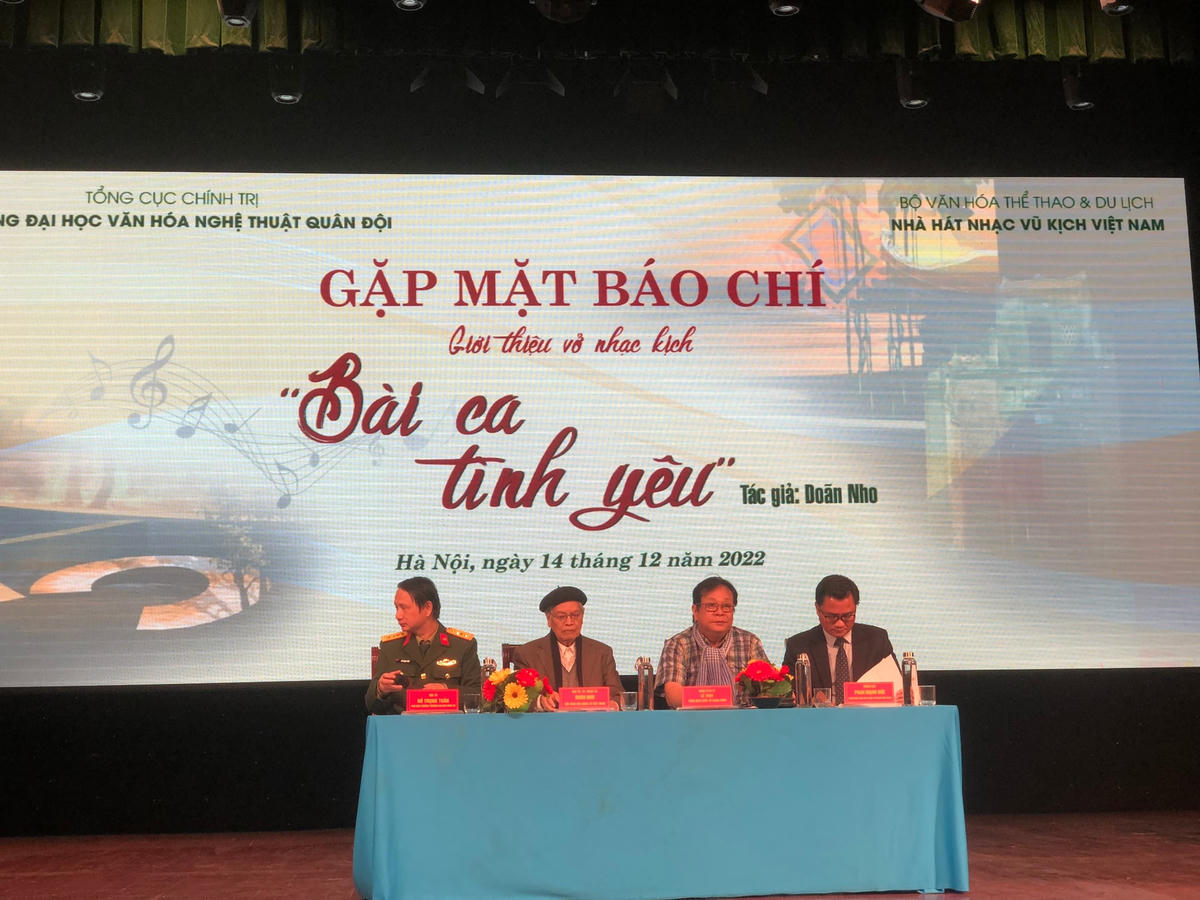 Đại tá, nhạc sĩ Doãn Nho (thứ 2 trái qua) cùng các thành viên trong ekip. 