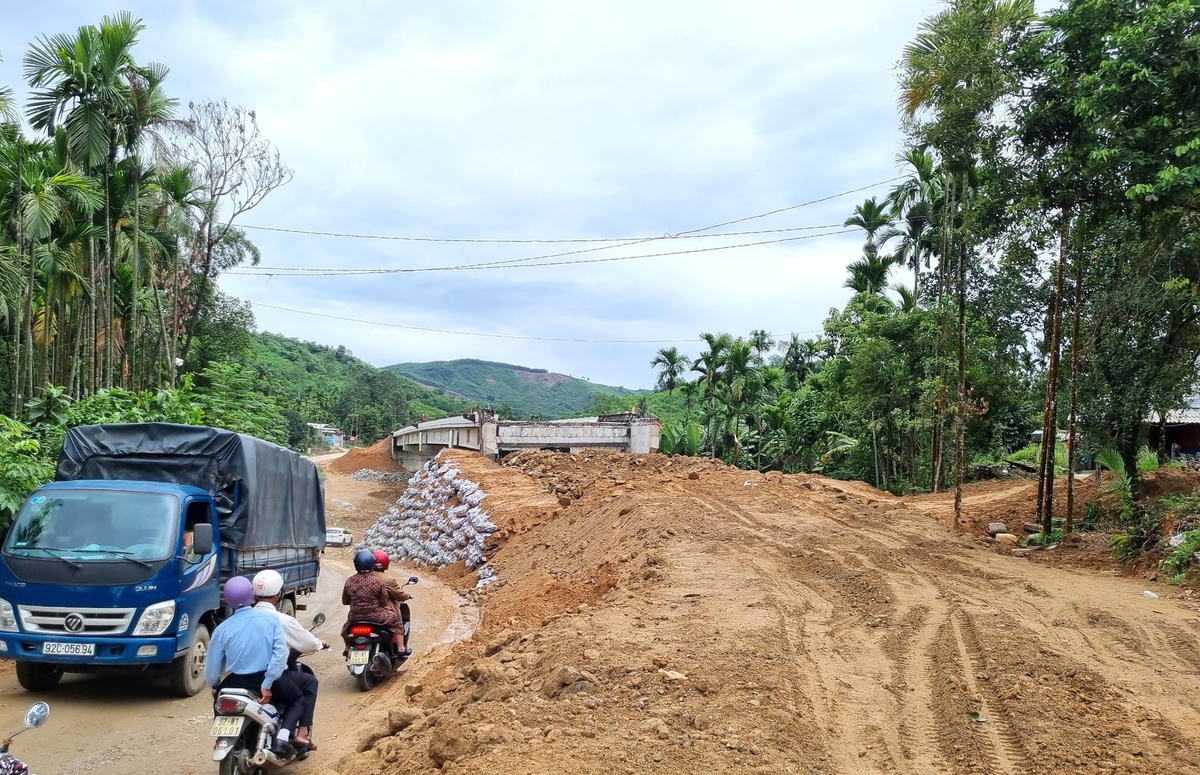 Đường dẫn của 2 cầu Sông Trường và Nước Oa được đắp với khối lượng đất rất lớn.