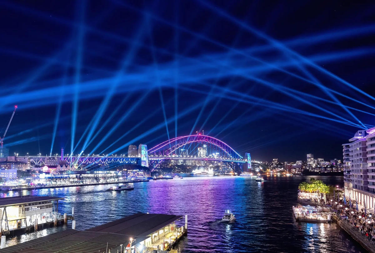  Ánh đèn chiếu rọi cầu Cảng Sydney và Bến cảng Circular trong lễ khai mạc lễ hội Vivid Sydney. Ảnh: James D Morgan / Getty Images.