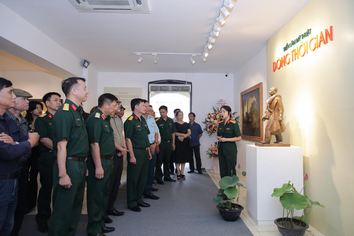 Các đại biểu tham quan tại triển lãm. 