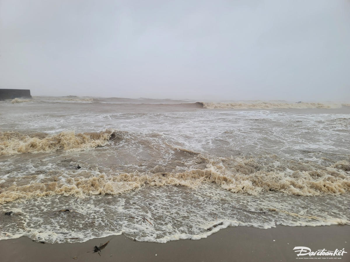 Theo Trung tâm Dự báo khí tượng thủy văn quốc gia, vào lúc 12h ngày 25/8, trí tâm bão: Khoảng 18.5 độ Vĩ Bắc; 106.5 độ Kinh Đông, cách Nghệ An khoảng 85km về phía Đông Đông Nam, cách Hà Tĩnh khoảng 65km về phía Đông, cách Bắc Quảng Trị khoảng 135km về phía Đông Đông Bắc. Sức gió mạnh nhất: Cấp 13 (134-149km/h), giật cấp 16. Dự báo: Trong 3 giờ tới, bão di chuyển theo hướng Tây Tây Bắc, tốc độ khoảng 15km/h. Ảnh: Quốc Thanh