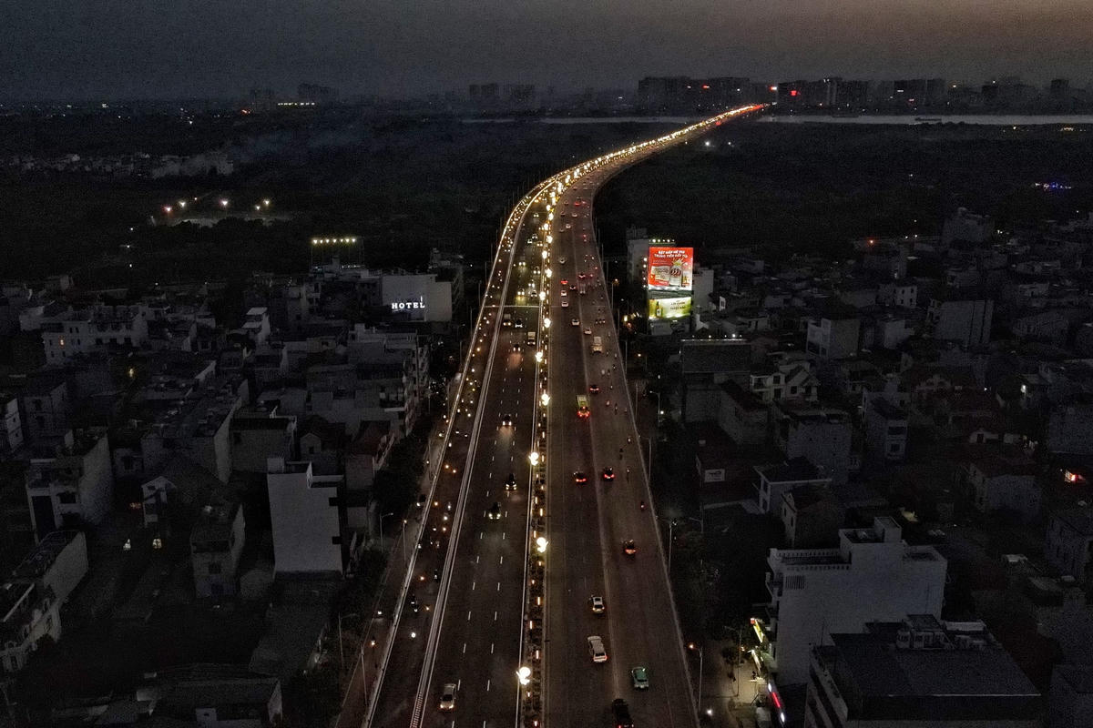 Theo ghi nhận của PV Báo Đại Đoàn Kết Online, đúng 18h ngày 30/8 cầu Vĩnh Tuy 2 đã chính thức cho các phương tiện lưu thông qua cầu. Ngay sau khi thông xe các phương tiện dễ dàng di chuyển không còn phải chen chúc trên cầu Vĩnh Tuy 1.