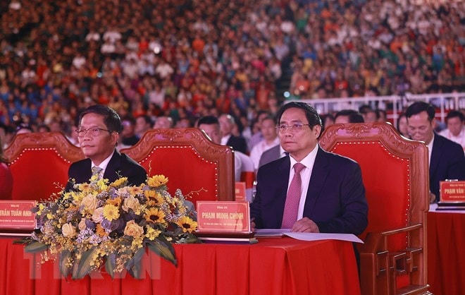 Thủ tướng Phạm Minh Chính và ông Trần Tuấn Anh, Trưởng Ban Kinh tế Trung ương dự Lễ kỷ niệm 370 năm xây dựng và phát triển tỉnh Khánh Hòa. (Ảnh: Dương Giang/TTXVN).