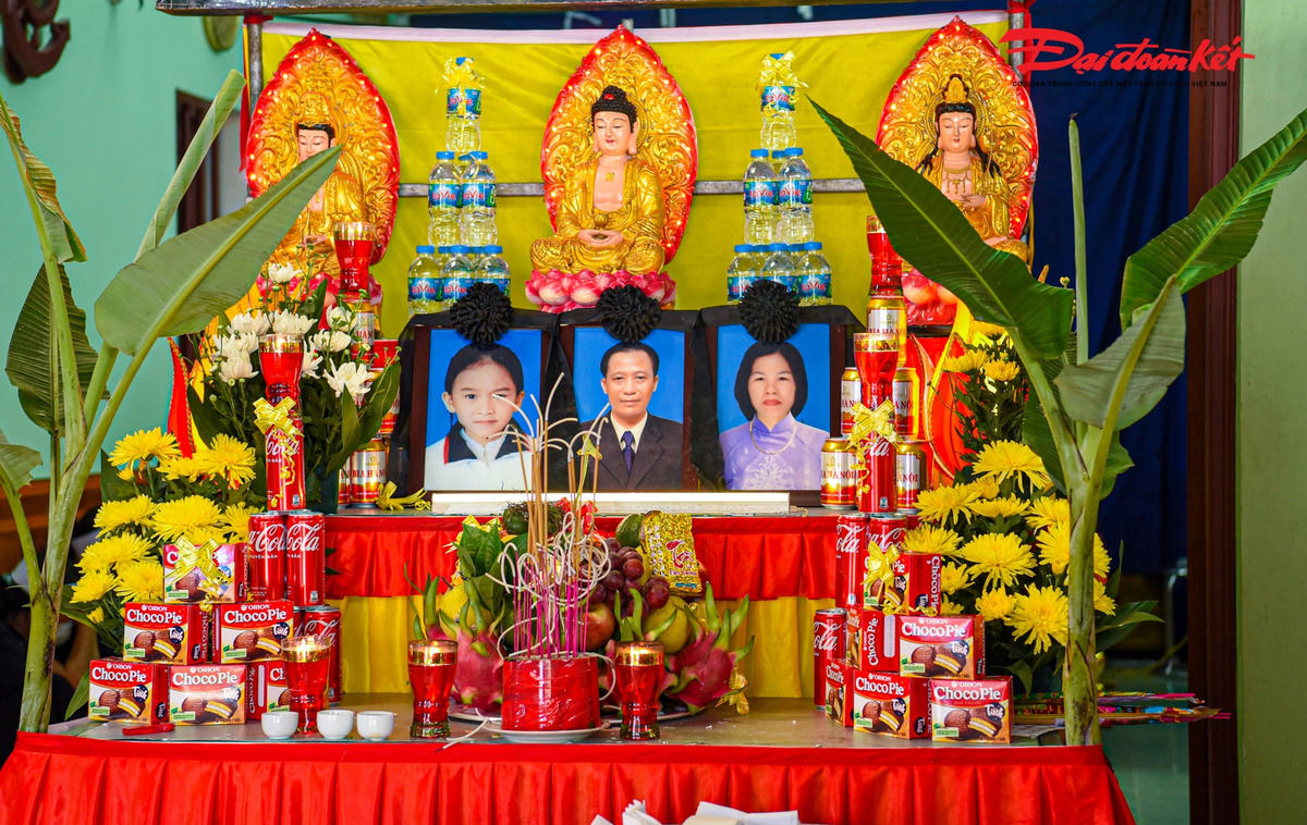 Hồi 23h ngày 2/6, tại ngã tư giao nhau giữa đường Hùng Vương và đường Hoàng Văn Thụ (TP Bắc Giang, tỉnh Bắc Giang) xảy ra vụ tai nạn giao thông đặc biệt nghiêm trọng giữa xe ô tô Audi BKS 98A- 499.44 do tài xế Nguyễn Đức Thịnh (35 tuổi, trú phường Ngô Quyền, TP Bắc Giang) cầm lái và xe máy BKS 98B1-755.90 do anh Nguyễn Mạnh H. (48 tuổi, trú tại phường Thọ Xương, TP Bắc Giang) cầm lái, chở theo vợ và con gái.