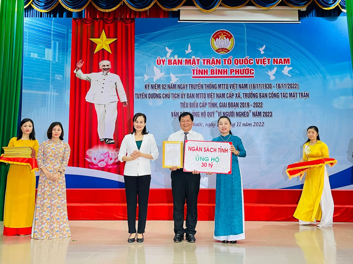Bà Lê Thị Xuân Trang (áo xanh), Trưởng ban Dân vận, Chủ tịch Uỷ ban MTTQ Việt Nam tỉnh Bình Phước tiếp nhận ủng hộ Quỹ "Vì người nghèo" năm 2023 từ các tổ chức, cá nhân.