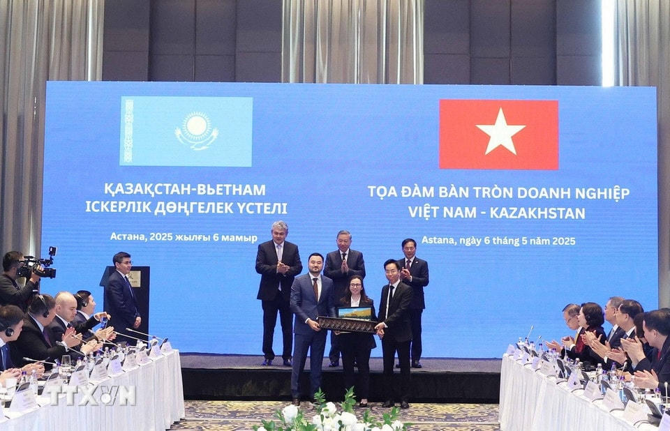 Tổng Bí thư Tô Lâm chứng kiến Công ty Mareven Food (Doanh nghiệp Việt Nam tại Kazakhstan) trao tặng 10 xe cứu thương cho chính quyền Kazakhstan. (Ảnh: Thống Nhất/TTXVN)