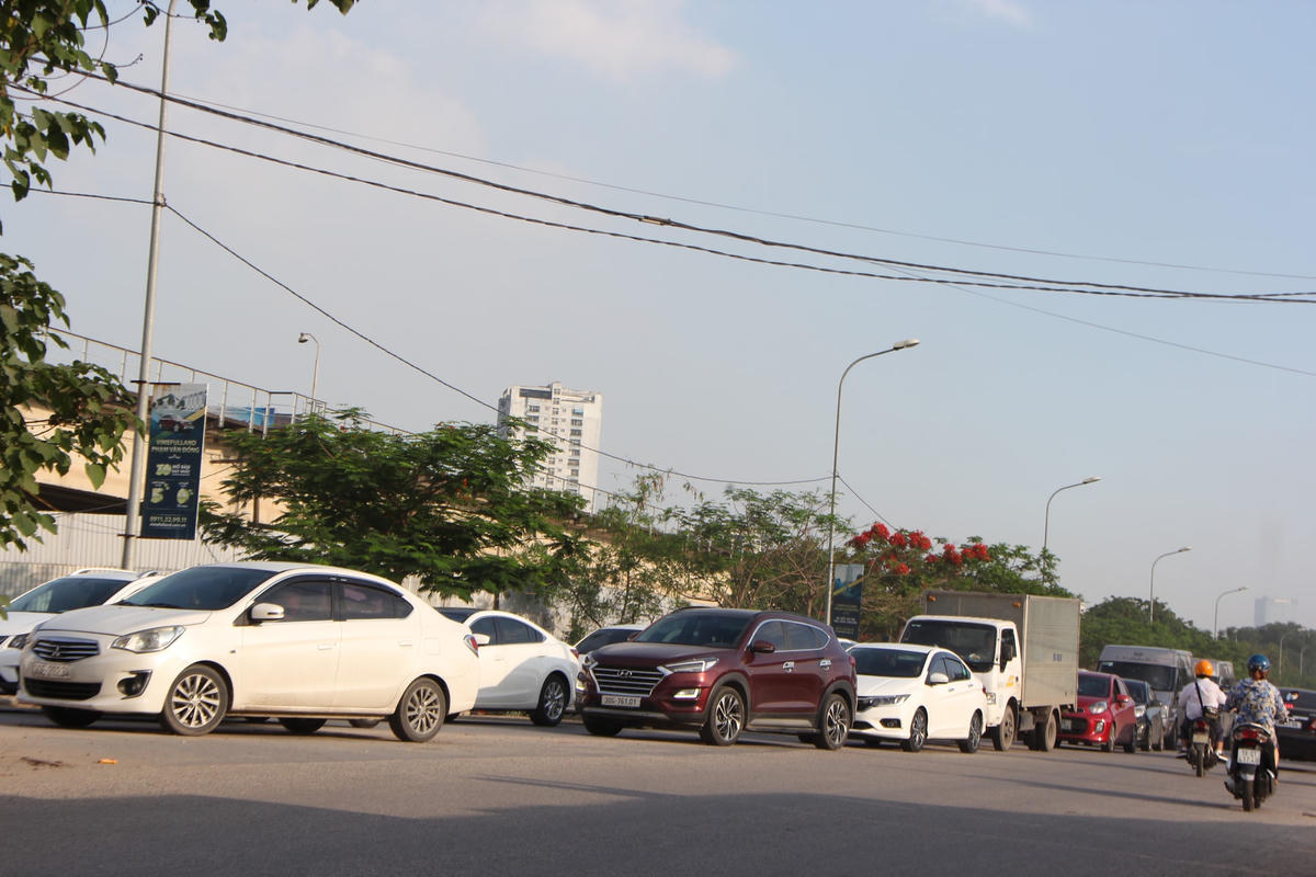 Đoàn xe nối đuôi nhau thành một hàng dàiÔng Nguyễn Văn Hùng - tài xế lái xe Trường Đoàn Thị Điểm cho biết: “Hàng ngày tôi lái xe chở học sinh đi qua đoạn đường này, cứ vào khoảng 16h30 - 17h chiều đoạn đường này xảy ra ùn tắc liên tục. Do đoạn đường nút thắt hẹp mà họ lại vứt ống cống ra ngay đường làm cho giao thông ách tắc, người dân đi lại rất khó khăn”.