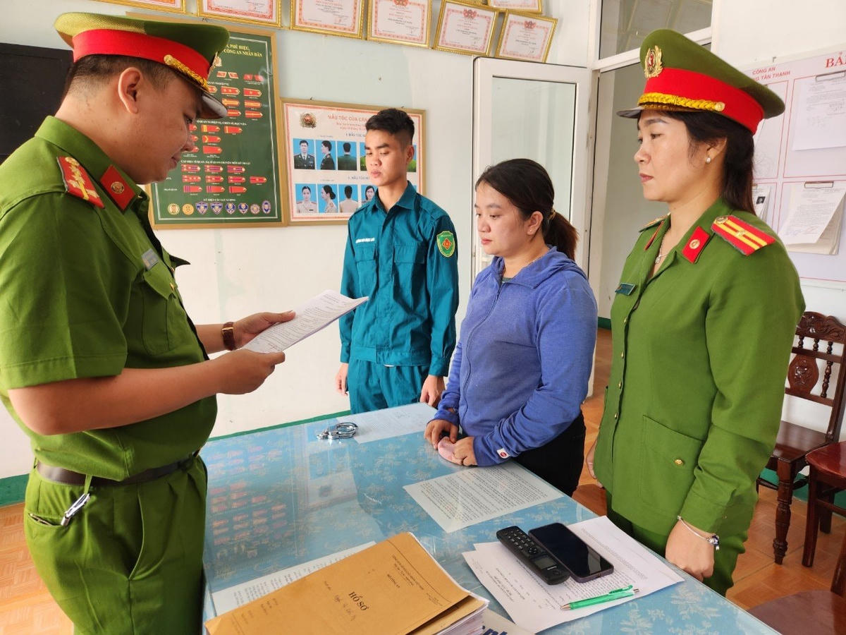Lực lượng Công an đọc quyết định bắt đối tượng Nguyễn Thị Diễm My.