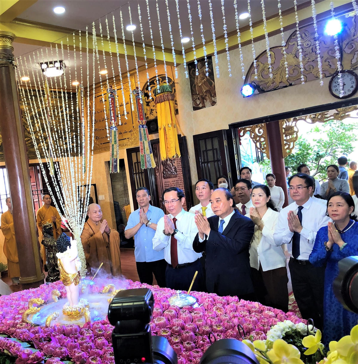 Chủ tịch nước Nguyễn Xuân Phúc cùng đoàn lãnh đạo Trung ương và TP HCM thăm chánh điện chùa Minh Đạo tại TP HCM. Ảnh: Hồng Phúc.