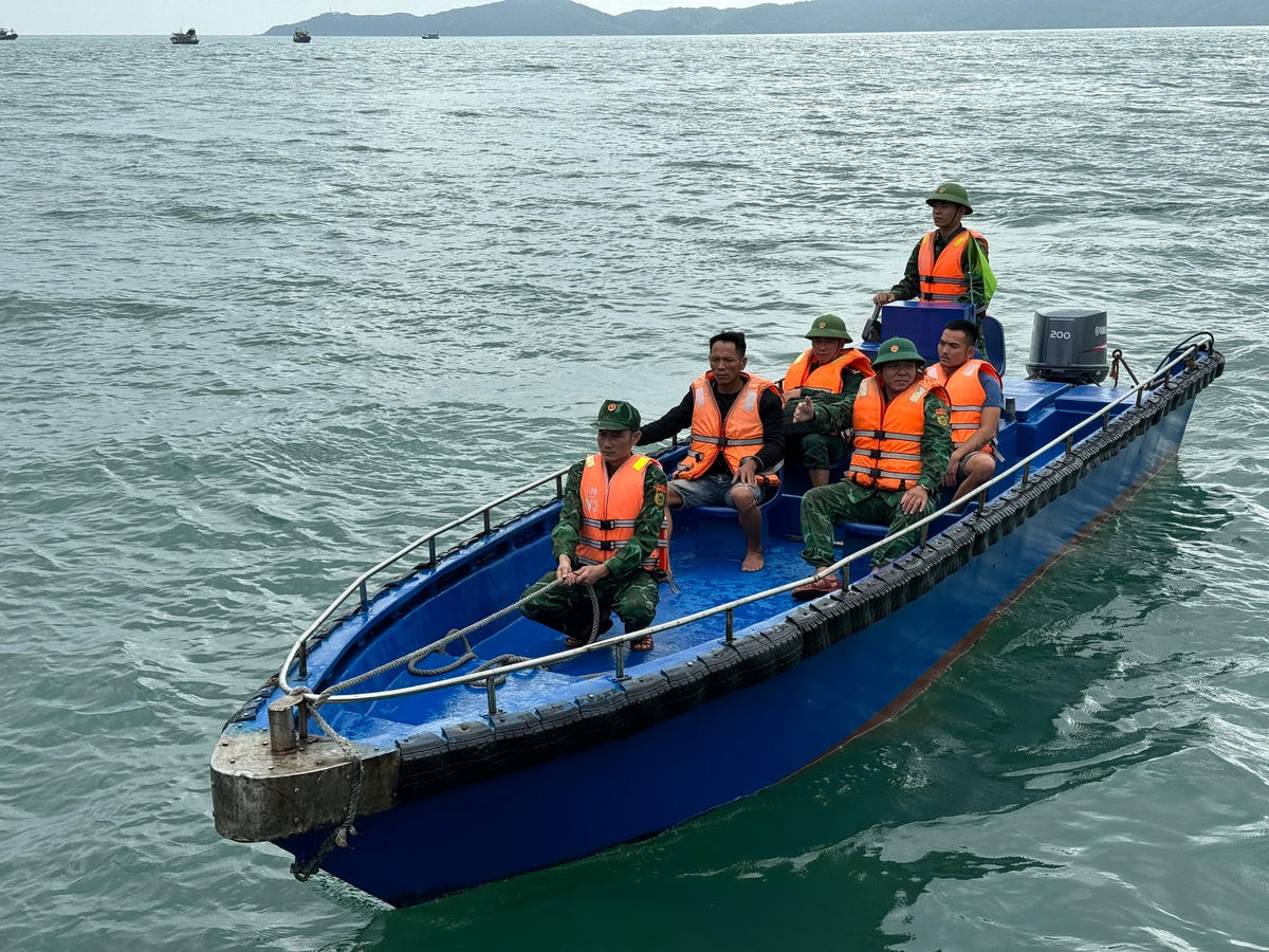 Đồn Biên phòng Trà Cổ cứu nạn thành công 2 ngư dân gặp nạn.