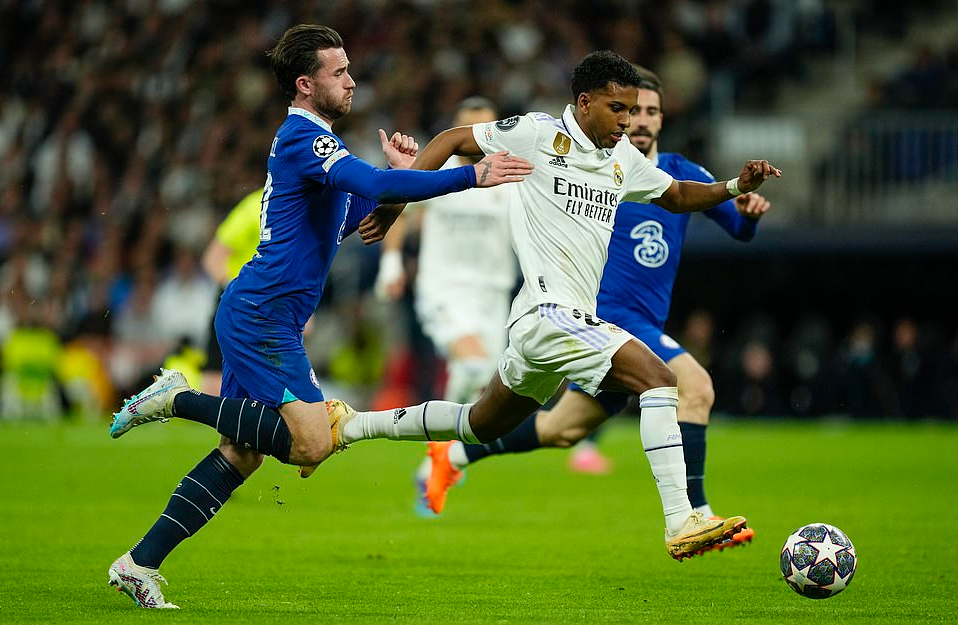 Ben Chilwell kéo người, chấp nhận thẻ đỏ. Ảnh: Reuters.  