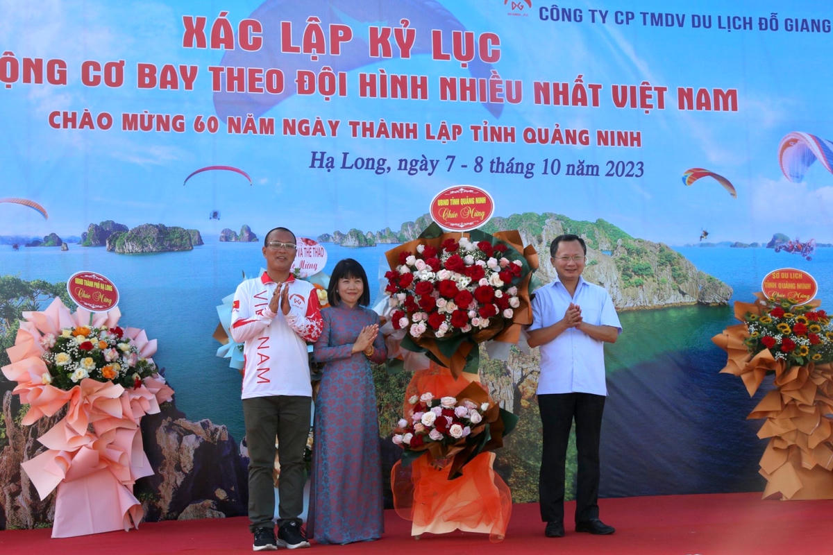 Quyền Chủ tịch UBND tỉnh Quảng Ninh Cao Tường Huy tặng hoa chúc mừng sự kiện.