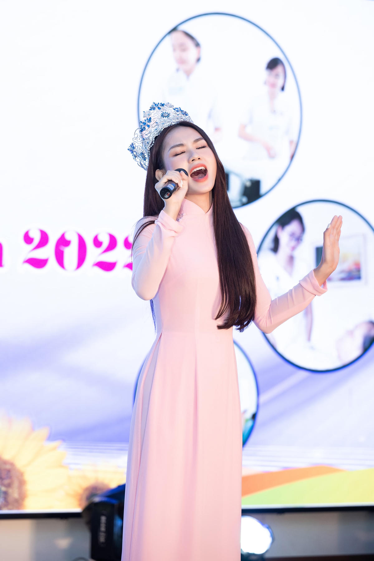 Hoa hậu Mai Phương gây bất ngờ khi vừa đàn vừa hát tặng các nữ y, bác sĩ.