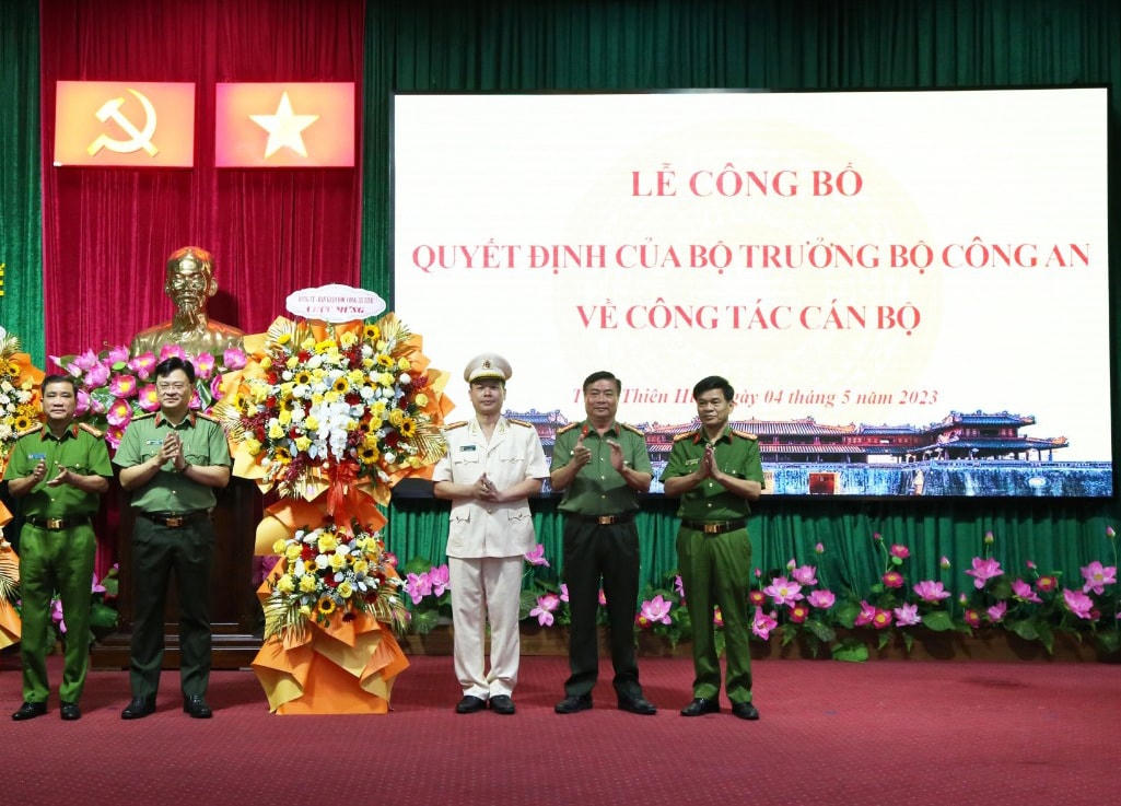 Đại tá Nguyễn Hữu Thiên (thứ 3 từ phải qua) được bổ nhiệm giữ chức vụ Phó Giám đốc Công an tỉnh Thừa Thiên - Huế.