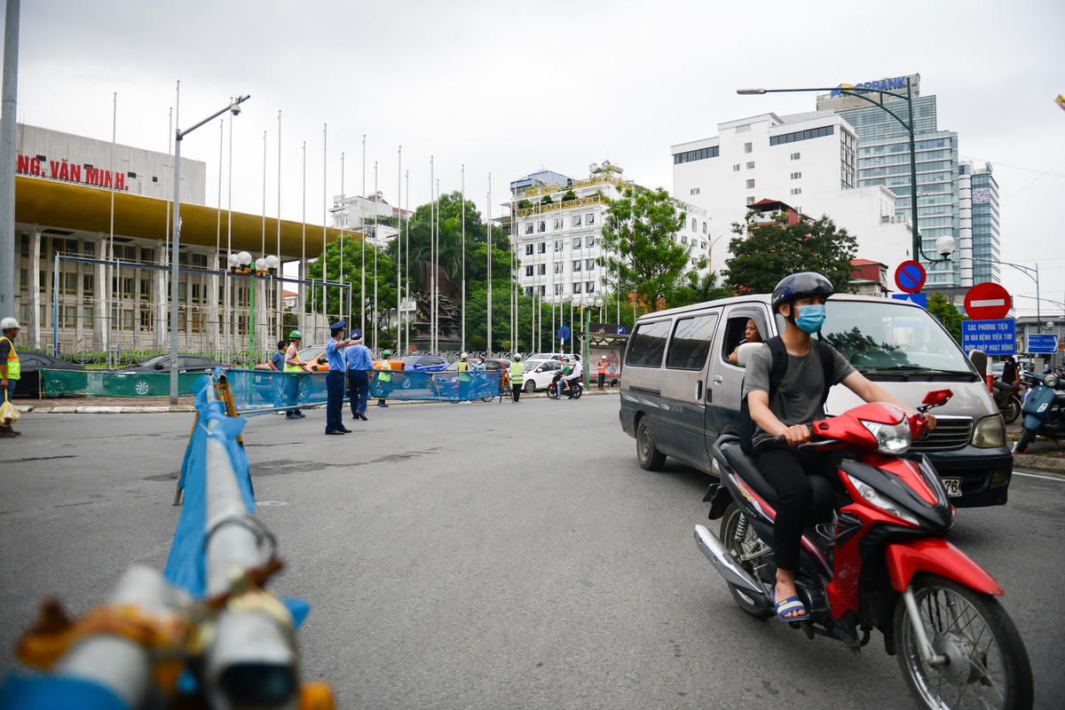 "Hiện tại, việc rào đường này chỉ là tạm thời để thông báo cho người dân biết khi tham gia giao thông. Chúng tôi đã chọn ngày thứ Bảy để hạn chế tối đa lưu lượng người đi qua khu vực này. Đến khi có những điều chỉnh phù hợp, chúng tôi sẽ cho rào chính thức", theo ông Thi.