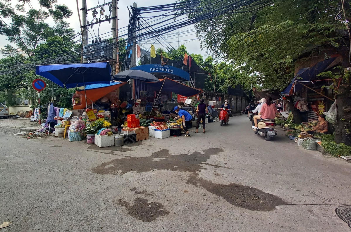 Bà Hoa - một tiểu thương tại chợ Phú Đô cho biết: “Chợ Phú Đô xây dựng xong đã nhiều năm mà không hiểu vì sao vẫn chưa đưa vào sử dụng. Trước đây, cửa hàng nhà tôi cạnh chợ buôn bán rất thuận tiện. Đã 3 năm nay, từ khi cửa hàng bị giải tỏa không có chỗ để kinh doanh, buôn bán nên tôi đành phải bày bán ven đường, mỗi khi trời mưa rất vất vả”.