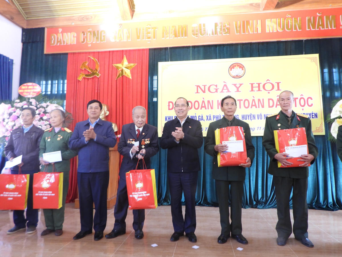 Phó Chủ tịch Ủy ban Trung ương Mặt trận Tổ quốc Việt Nam Hoàng Công Thủy tặng quà cho người dân tại Ngày hội.